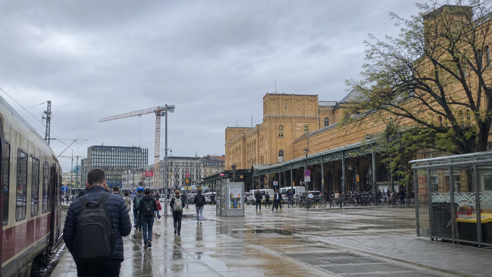 A wet May morning outside München Hauptbahnhof