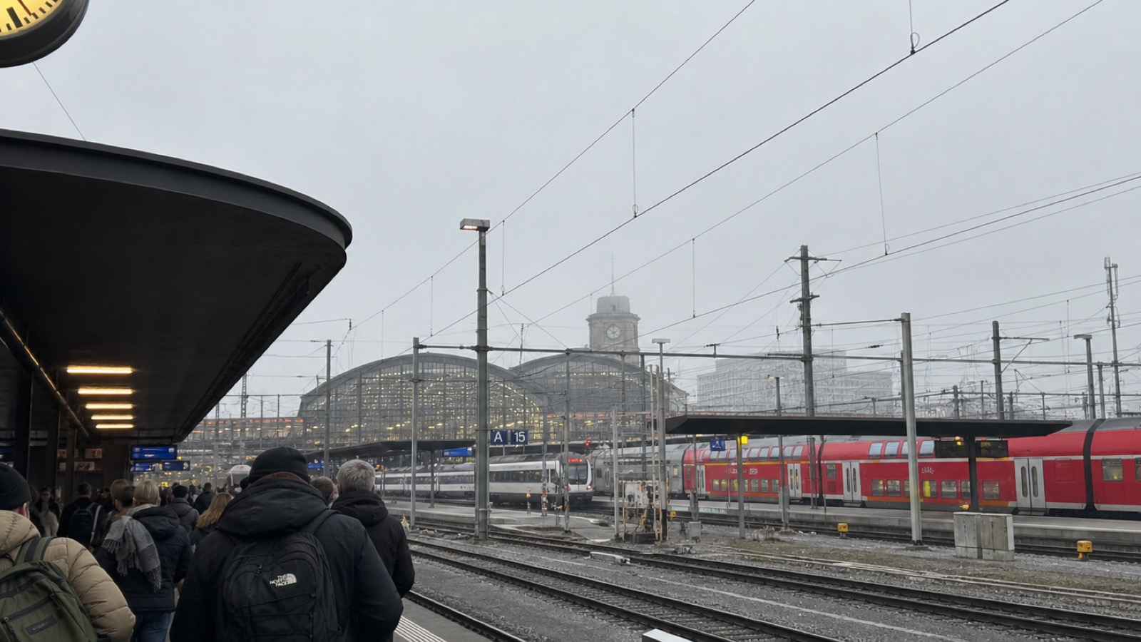 Zürich HB platforms under January Hochnebel